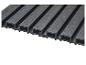 Gros plan de lames de terrasse en composite gris foncé avec surface rainurée et profil creux.