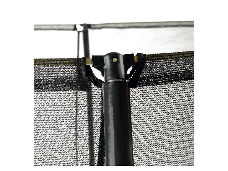 Détail du filet de sécurité d'un trampoline avec un poteau de support noir