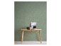 Table en bois avec décorations et papier peint vert à motif floral.