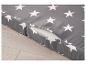 Un matelas gris avec des étoiles blanches, avec une fermeture éclair ouverte pour montrer la mousse.