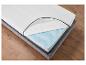 Un matelas en mousse avec une housse et une couche de refroidissement.