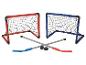 Deux buts de hockey, deux bâtons et une rondelle pour jeux d'enfants.
