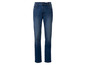 Un jean bleu foncé pour femme.