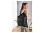 Une femme porte un sac noir Livarno Home.