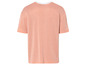 Un t-shirt rayé à manches courtes.