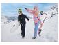 Deux enfants sur une piste de ski, l'un avec un snowboard et l'autre avec des skis.