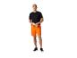 Homme portant un t-shirt noir et short orange, tenant une bouteille d'eau.