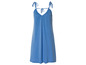 Une robe bleue à fines bretelles.