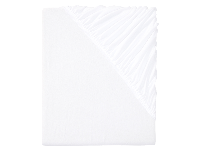 Un drap-housse blanc en coton, plié en biais.