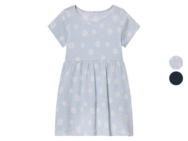 Une robe bleu clair à manches courtes avec un motif floral.