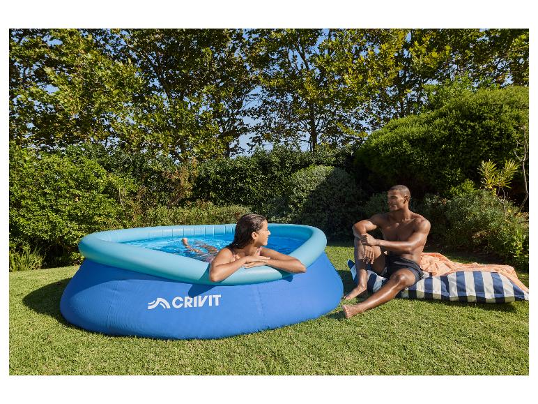 Couple se relaxant près d'une piscine gonflable dans le jardin.