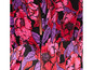 Gros plan sur une robe noire à imprimé floral rose et violet.