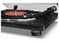 Platine vinyle noire avec un disque orange, un bras de lecture et des boutons de commande.