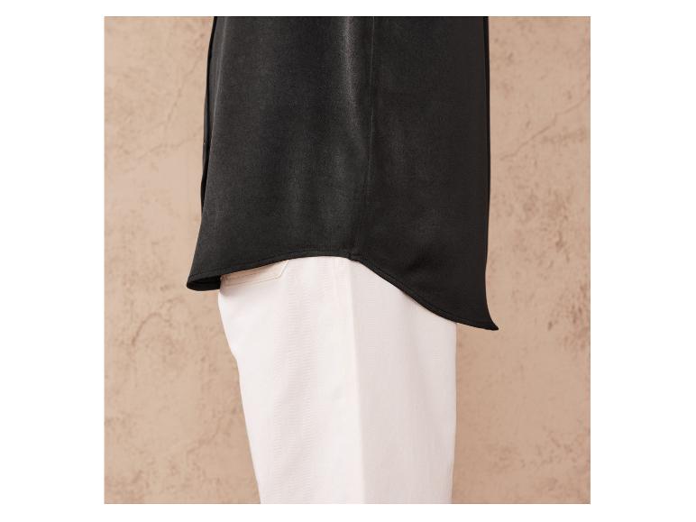 Chemise noire avec pantalon blanc.