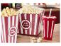 Deux seaux de popcorn rouges avec des rayures blanches et un gobelet de boisson rouge avec une paille.