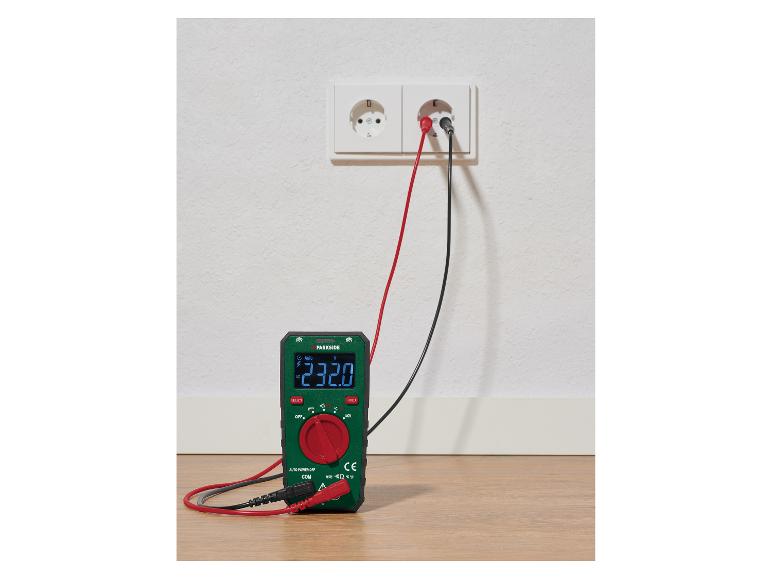 Multimètre numérique mesurant 232,0 V à partir d'une prise murale.
