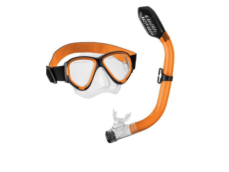 Masque et tuba de plongée orange sur fond blanc.