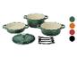 Ensemble de casseroles en fonte vert foncé.