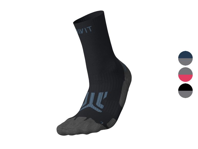 Chaussette de sport Crivit noire avec accents et texte gris, montrée avec des options de couleur.