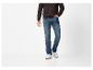Homme en pull tricoté marron, jean bleu et baskets blanches
