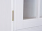 Une armoire en bois blanc avec une charnière.