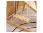 Balanço en bois pour enfants avec cordes et accents rouges, posé sur un tapis.