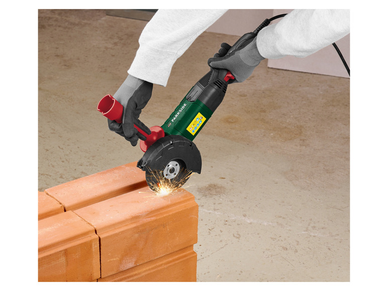 Une personne utilise une meuleuse Parkside pour couper des briques.