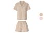 Ensemble pyjama femme chemise boutonnée à manches courtes et short en beige et rose.
