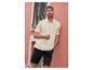 Polo beige et short noir pour homme.