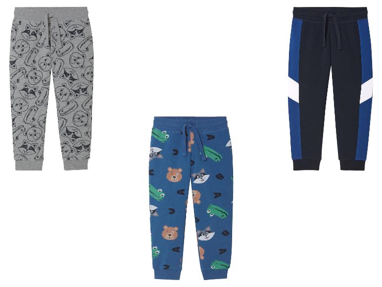 Trois joggings pour enfants : motifs animaux, bleu marine et gris.