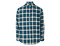 Une chemise à carreaux bleus à manches longues.