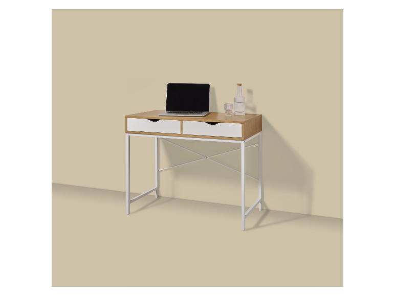 Bureau en bois avec tiroirs blancs, un ordinateur portable et une bouteille d'eau avec un verre.