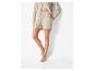 Shorts et chemisier en lin beige, sandales plates.
