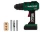 Perceuse Parkside verte avec trois embouts et un bloc en bois.