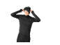 Homme en t-shirt thermique noir, bonnet et lunettes de ski.