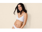 Femme en soutien-gorge côtelé blanc et culotte sur fond clair