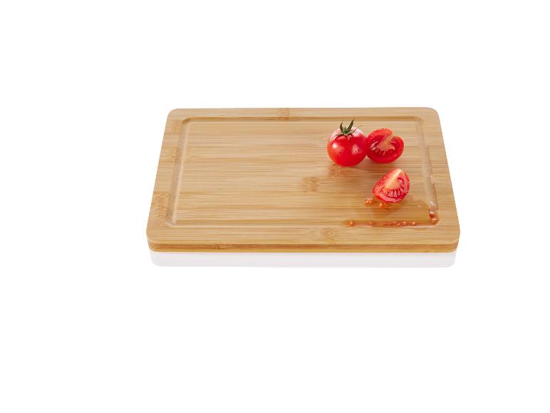 Une planche à découper en bois avec des tomates