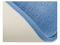Tapis de bain bleu avec dessous antidérapant.