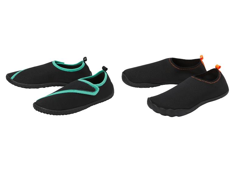 Chaussures d'eau noires avec détails turquoise et orange.