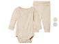 Un ensemble bébé beige à manches longues et pantalon.