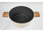 Casserole beige avec poignées en bois et graduation à l'intérieur
