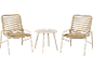 Deux chaises tressées beiges et une table ronde
