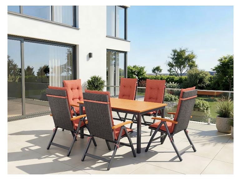 Ensemble de salle à manger d'extérieur avec table en bois et six chaises à coussins orange sur une terrasse.