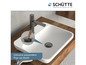 Un lavabo avec un robinet noir et un drain pop-up.