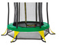 Un trampoline vert avec un filet de sécurité.