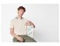 Polo beige et shorts cargo : look décontracté pour homme.