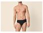 Homme torse nu en slip noir