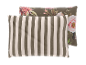 Coussins à rayures et à motifs floraux dans des tons terreux.