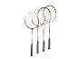 Raquettes de badminton : deux noires et une orange.