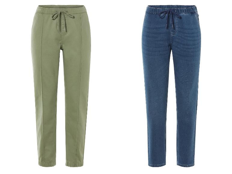 Deux pantalons, un vert et un jean bleu.